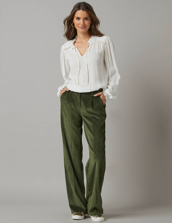 Bloes met smokwerk in crepon, glansdraad (ecru) Bloes met smokwerk in crepon, glansdraad (ecru)